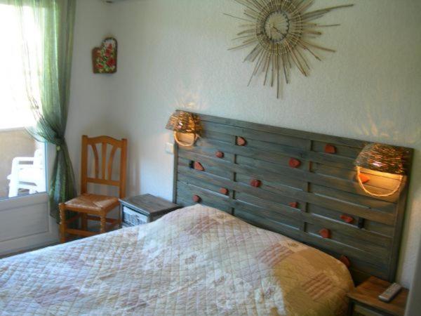 - une chambre avec un lit et une horloge murale dans l&#39;établissement Hôtel de la Madeleine à Tornac, à Tornac