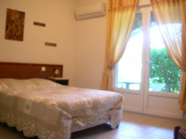 Postel nebo postele na pokoji v ubytování Hôtel de la Madeleine Anduze