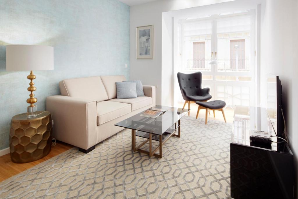 サン・セバスティアンにあるPrim Suite by FeelFree Rentalsのリビングルーム(白いソファ、椅子付)