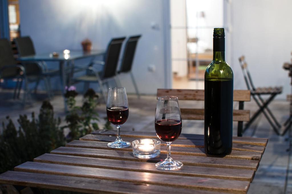 フロホヴェツにあるChalupkaの木製テーブルにワイン1本とグラス2杯