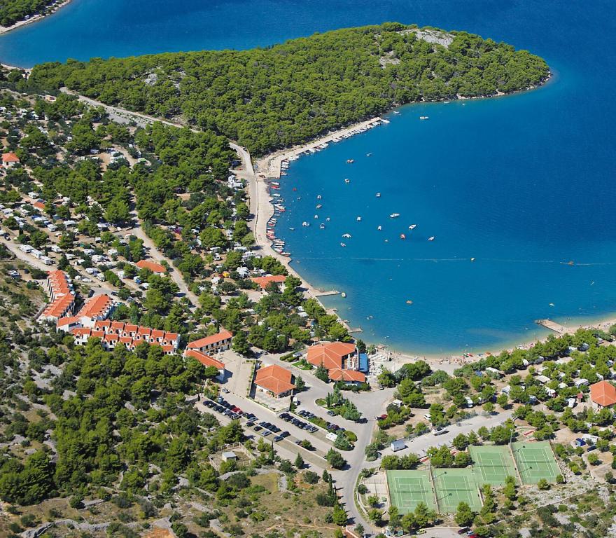 - une vue aérienne sur un complexe à côté d'un lac dans l'établissement Victoria Mobilehome Jezera Village Holiday Resort, à Jezera