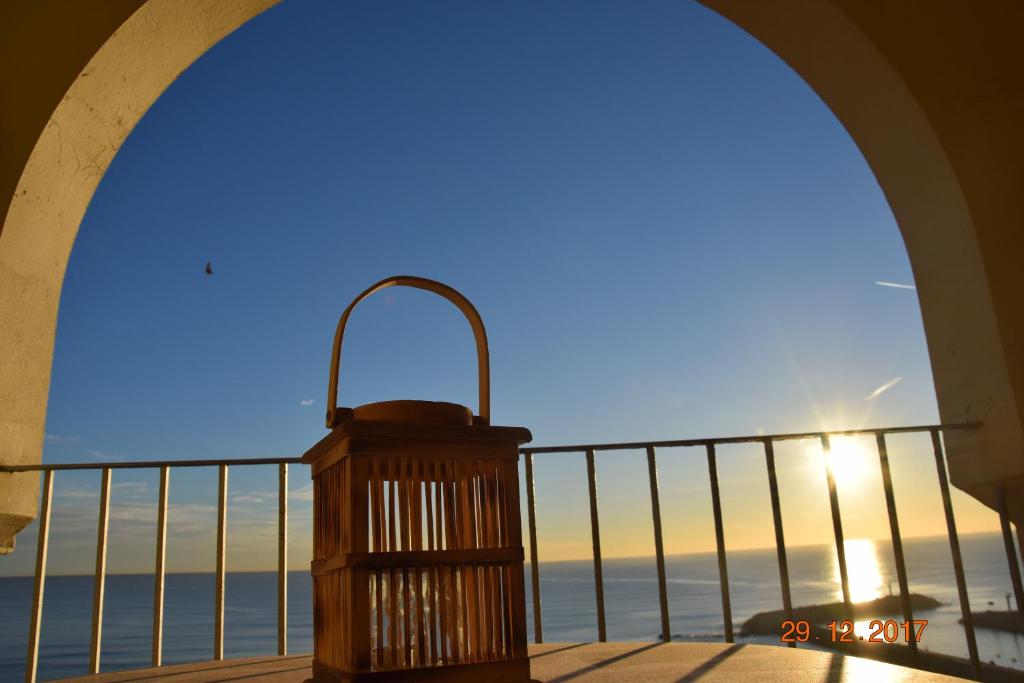 vistas al océano desde el balcón de un edificio en La Vista al mar de Belén, en Port Saplaya