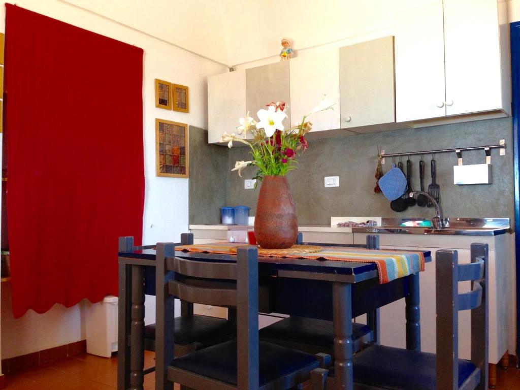 A kitchen or kitchenette at Dammuso "La Catalana"