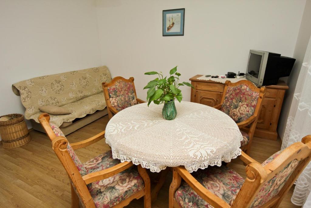 Televízia a/alebo spoločenská miestnosť v ubytovaní Apartments Ivanko