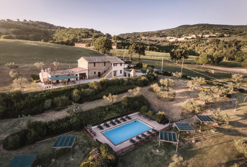 uma vista aérea de uma casa com piscina em Residenza Il Falchetto em Assis