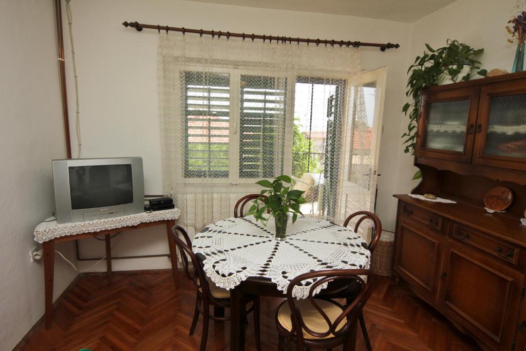 Televízia a/alebo spoločenská miestnosť v ubytovaní Apartments Ivanko