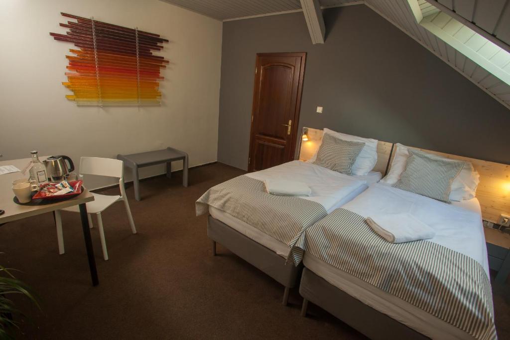 Cama o camas de una habitación en Pension Půlměsíc