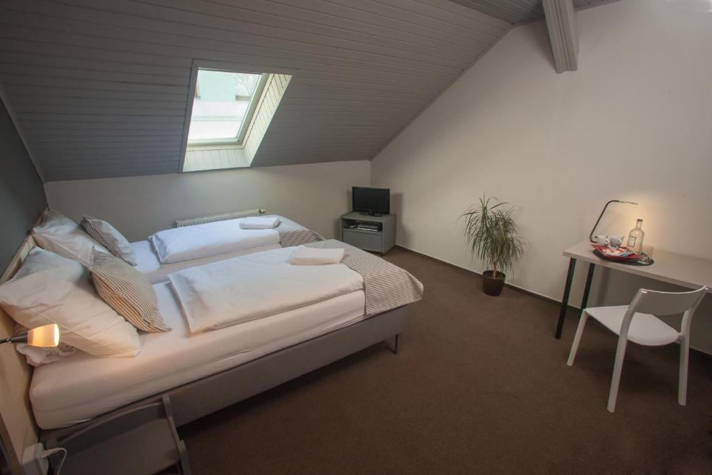 Cama o camas de una habitación en Pension Půlměsíc