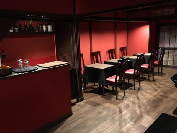 金沢市にあるレストラン＆イン 睦 金沢の赤い壁のダイニングルーム(テーブル、椅子付)
