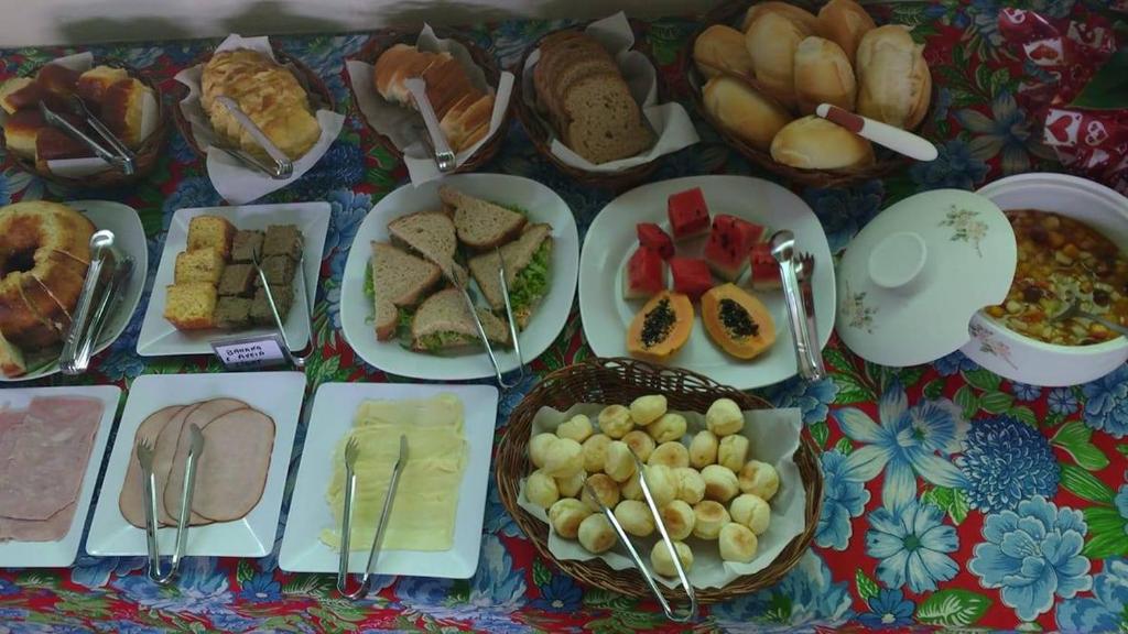 una tabella ricoperta da molti tipi di alimenti diversi di Pousada Solar das Conchas a Santa Cruz