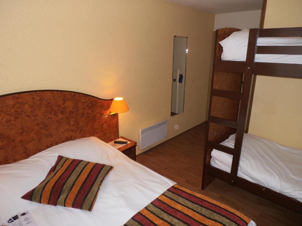 Postel nebo postele na pokoji v ubytování Logis Cottage Hôtel