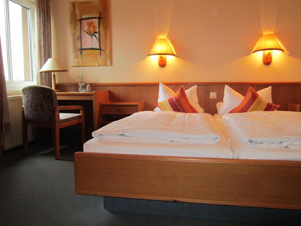 a hotel room with two beds and a table at Gasthaus Neupert in Lemberg