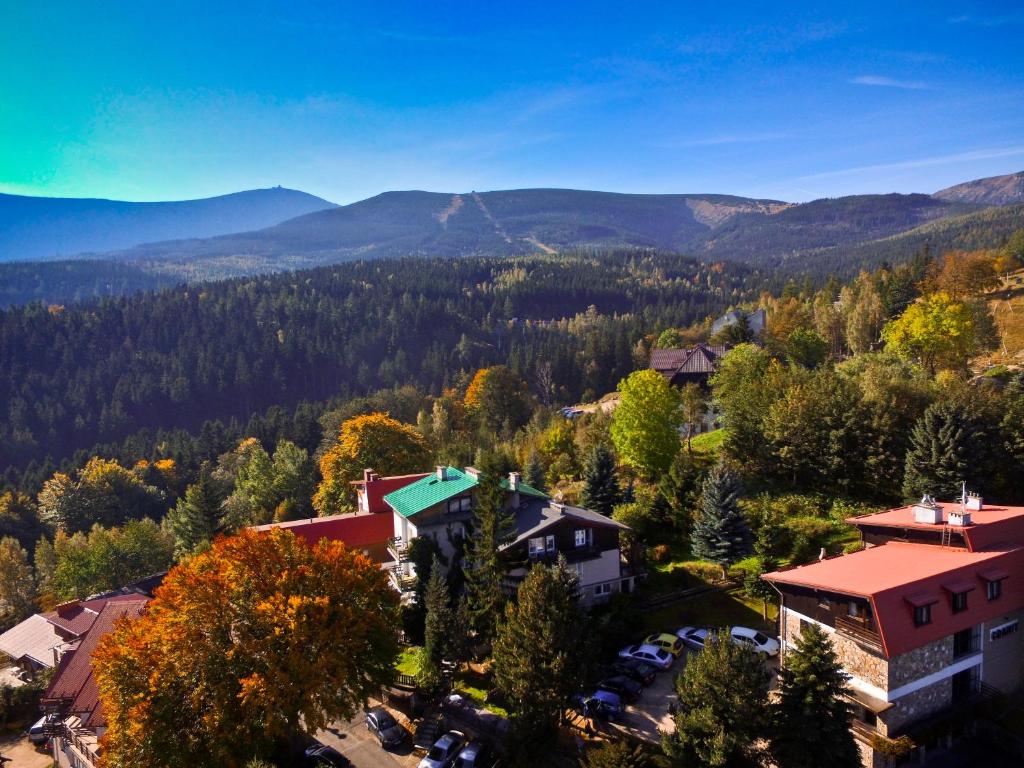 une vue aérienne sur une ville avec des montagnes en arrière-plan dans l'établissement Cichy Kącik w Karpaczu, à Karpacz