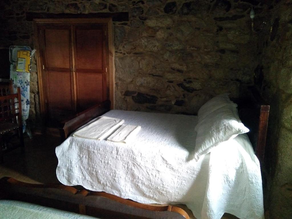 Łóżko lub łóżka w pokoju w obiekcie Casiña de Campo