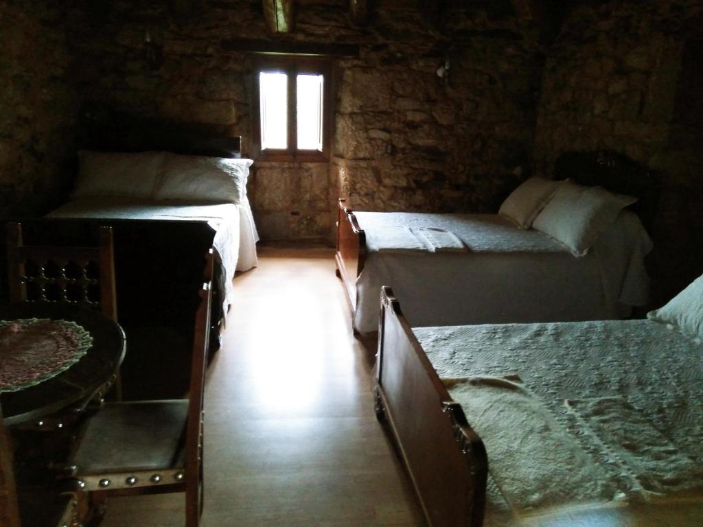 Łóżko lub łóżka w pokoju w obiekcie Casiña de Campo