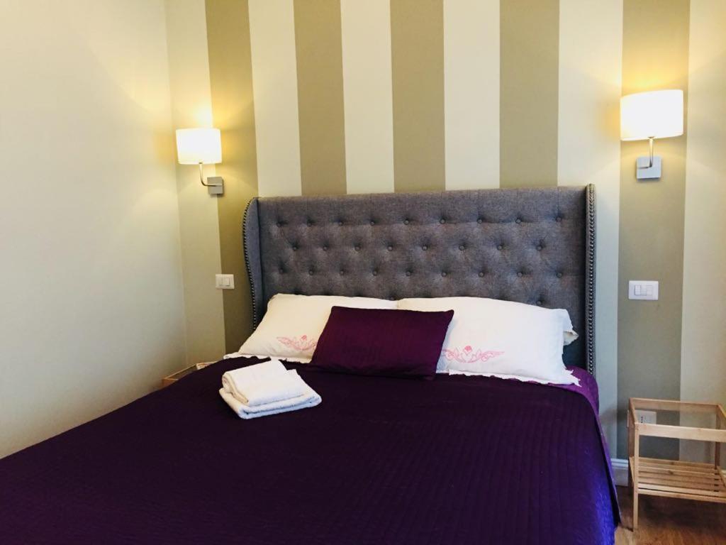 una camera da letto con un grande letto con due asciugamani di FAIROME Apartment Cassia a Roma