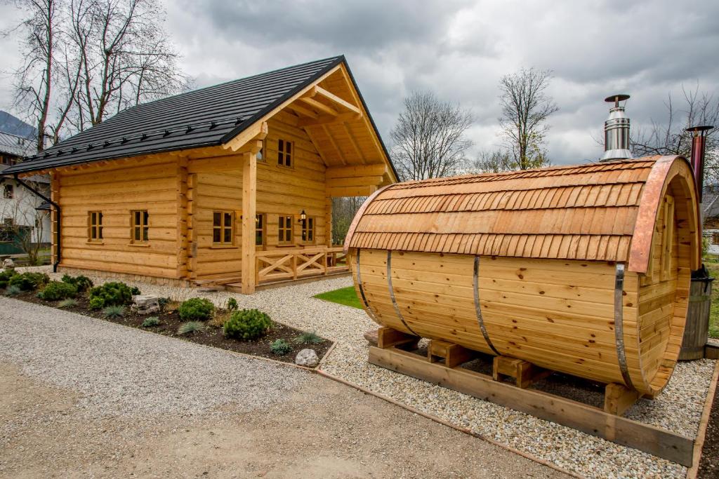 シュトローブルにあるFerienhaus - Naturchalet am Wolfgangseeの大型木造の屋根