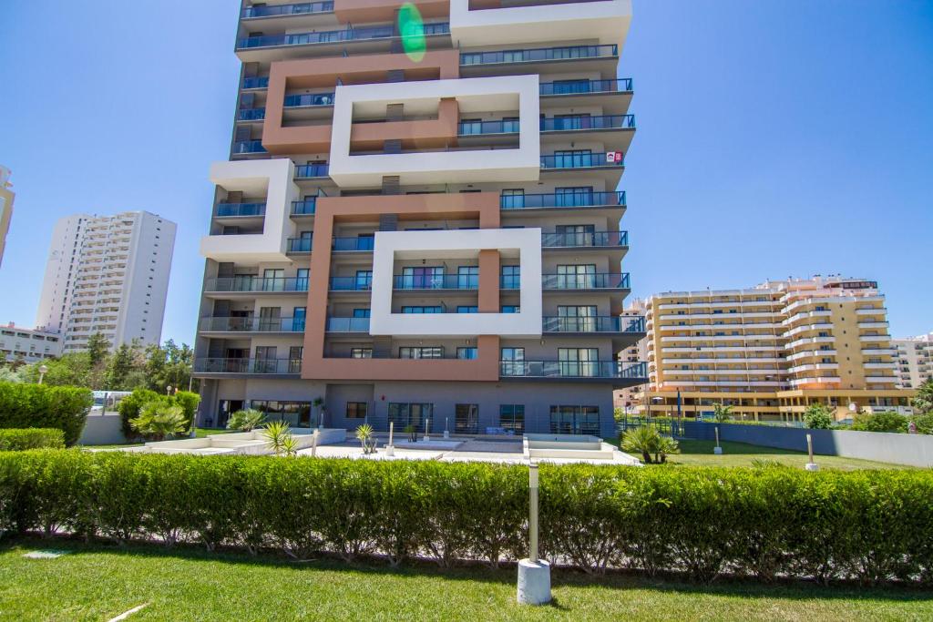 ポルティマンにあるApartamentos Turisticos Rocha Tower - MIの茂みのある街の高層アパートメント