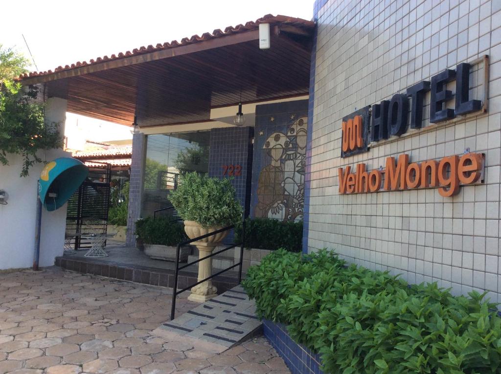 un magasin avec un panneau sur le côté d'un bâtiment dans l'établissement Hotel Velho Monge, à Teresina