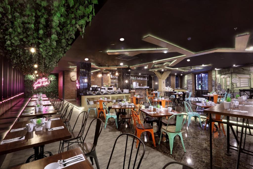 Restaurace v ubytování favehotel Madiun