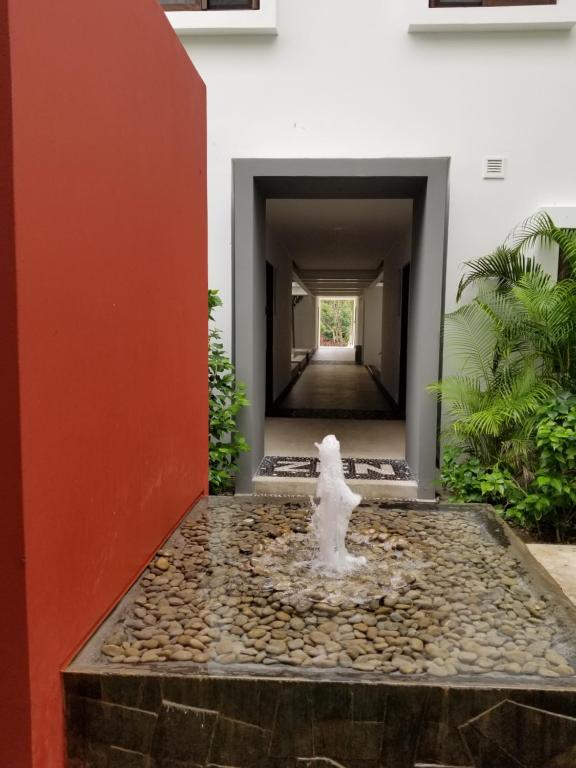 una fuente en medio de un edificio en Charming Apartment within Bahia Principe 5*, en Akumal