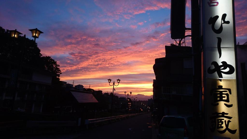 Alba o tramonto visti dall'interno del ryokan o dai dintorni