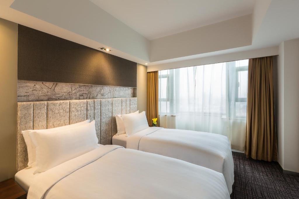 Postel nebo postele na pokoji v ubytování Grand Mercure Shanghai Hongqiao