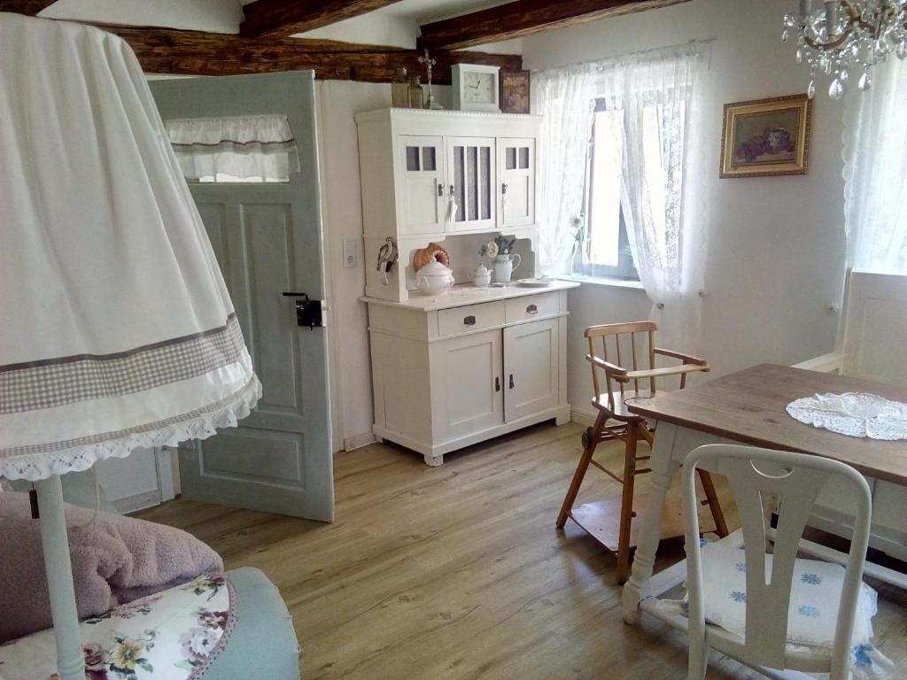 eine Küche mit einem Tisch und einem Esszimmer in der Unterkunft Omas Schmuckkästle in Lauingen