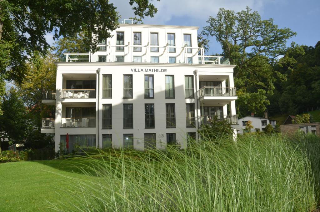 ビンツにあるParkvilla Mathilde - Luxus Penthouse 26 "Sea View"の草原の上の白い建物
