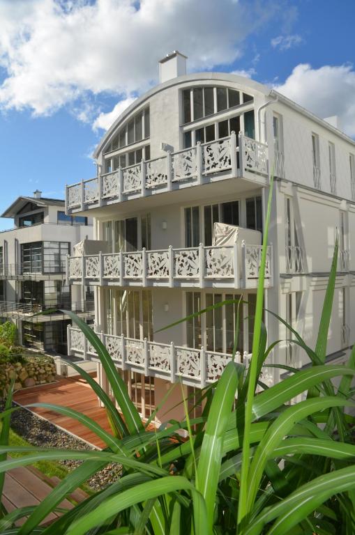 a large white building with a white balcony at Villa Johanna in Sellin - WG 13 mit Kamin und zwei Balkonen in Ostseebad Sellin