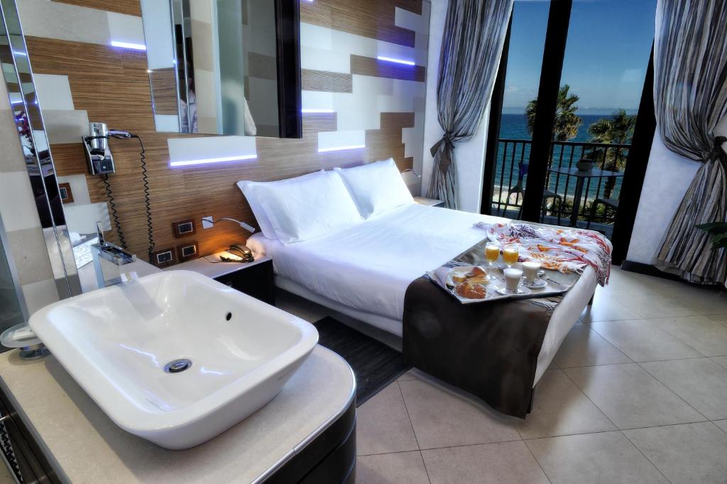 Llit o llits en una habitació de Mare Hotel