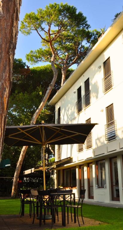 A garden outside Hotel Etruria