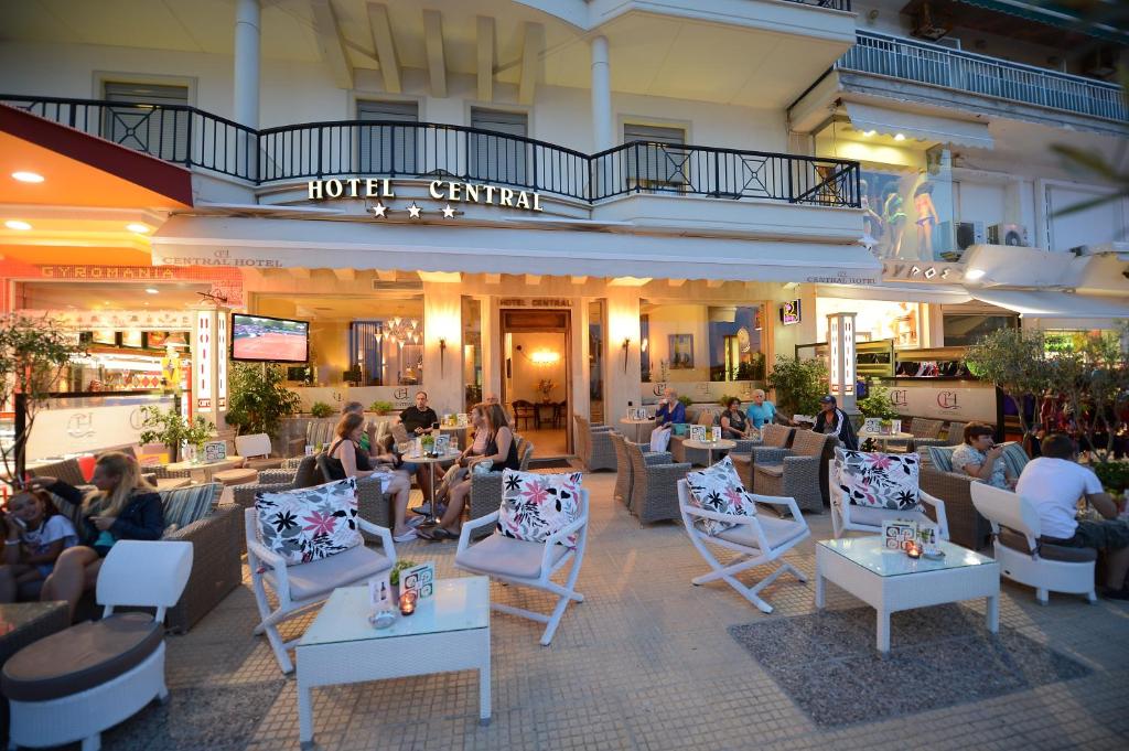 un grupo de personas sentadas en el vestíbulo de un hotel en Central Hotel, en Paralia Katerinis