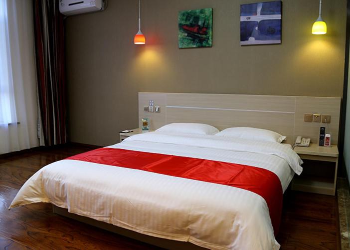 1 dormitorio con 1 cama grande de color rojo y blanco en Thank Inn Chain Hotel Liaoning Anshan Haicheng Wanda, en Yanjun