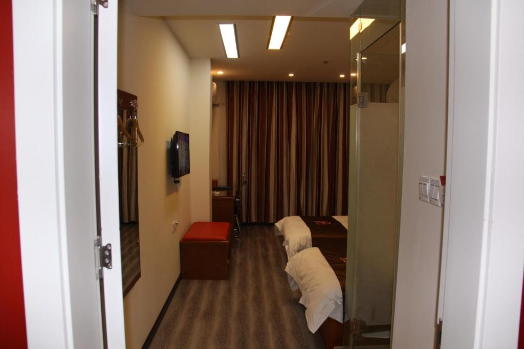 Habitación de hotel con 2 camas y espejo en Thank Inn Chain Hotel Huebei Jinmen Jingshan County Chengzhong Road en Jingshan