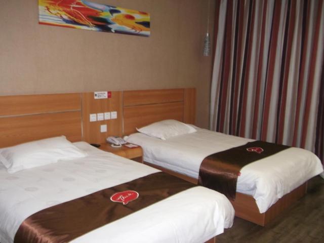 ein Hotelzimmer mit 2 Betten mit Herz darauf in der Unterkunft Thank Inn Chain Hotel Shandong Binzhou Wudi Pedestrian Street in Wudi