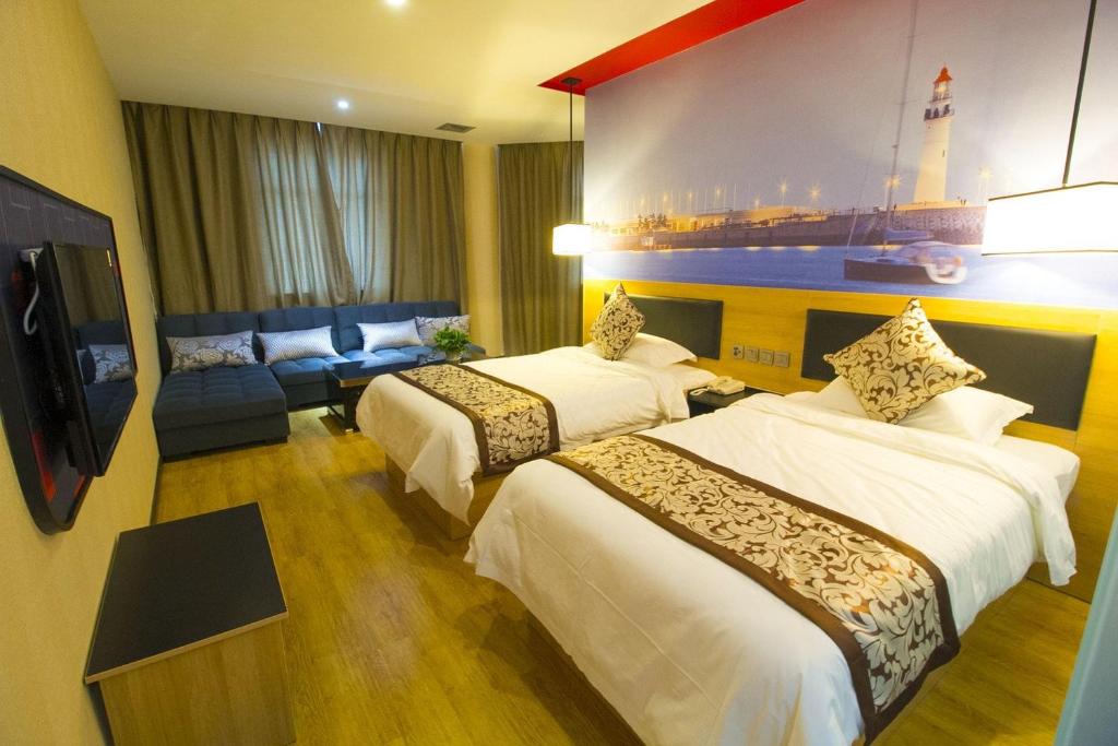 ein Hotelzimmer mit 2 Betten und einem Sofa in der Unterkunft Thank Inn Chain Hotel Shandong Weifang Changyi Tianshui Road in Changyi