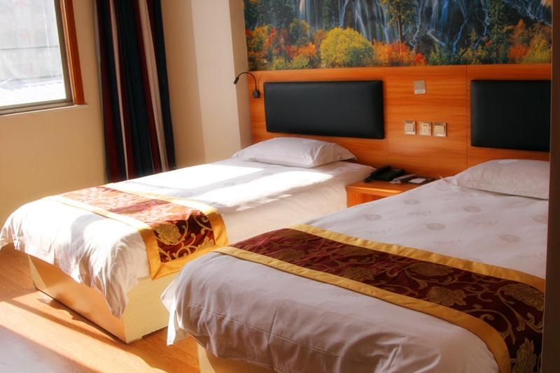 1 dormitorio con 2 camas y un cuadro en la pared en Thank Inn Chain Hotel Shandong Heze Yuncheng County Ximen Street Shuichu Haohan City en Yuncheng