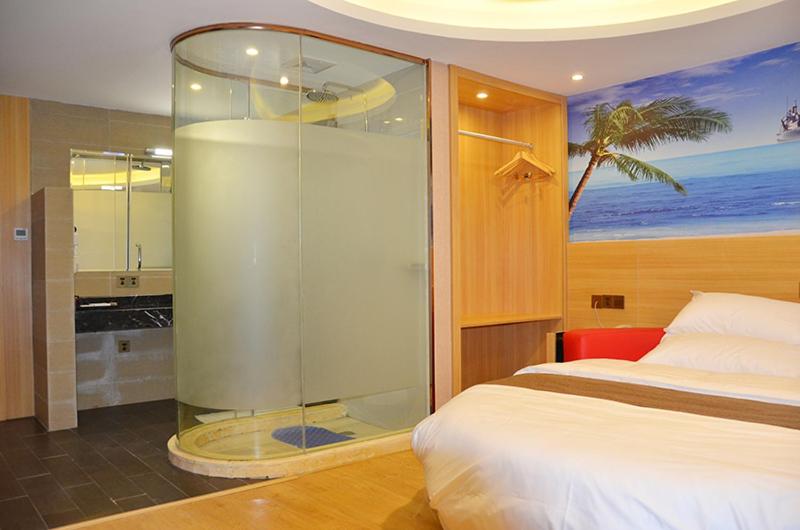 1 dormitorio con 1 cama y ducha acristalada en Thank Inn Chain Hotel Jiangsu Xuzhou Spark, en Xuzhou