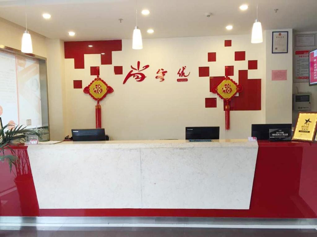 um balcão vermelho e branco num restaurante em Thank Inn Chain Hotel Jiangxi Yichun Fengxin East Fengchuan Road Huangni Lane em Fengxin