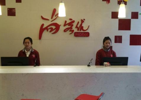 two women sitting at a counter with their laptops at Thank Inn Chain Hotel Shangxi Changzhi Daqing Road in Changzhi