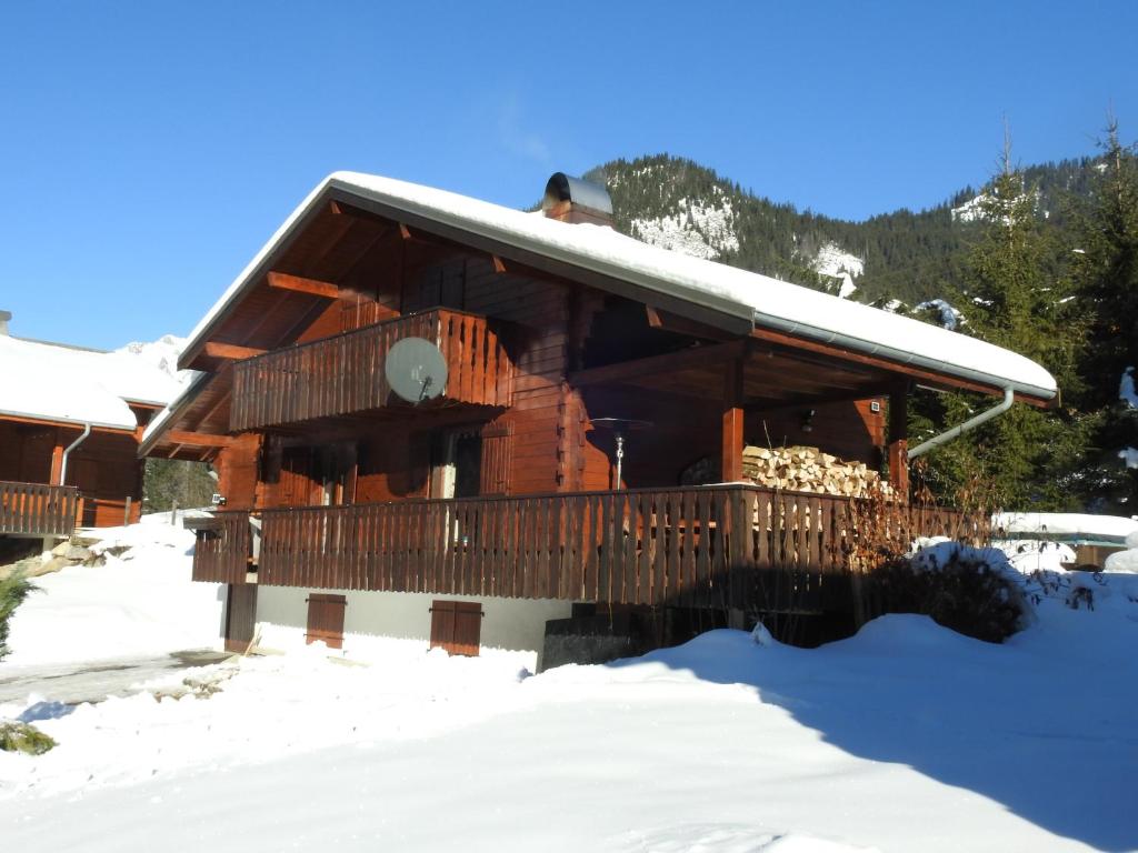 シャテルにあるChalet Bises Blanchesの雪の中の丸太小屋