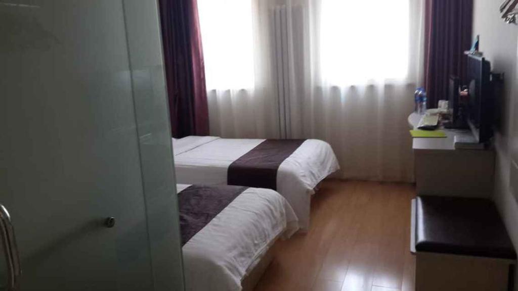 Habitación de hotel con 2 camas y ventana en Thank Inn Chain Hotel Hebei Cangzhou Qing County Jingfu Avenue, en Qing