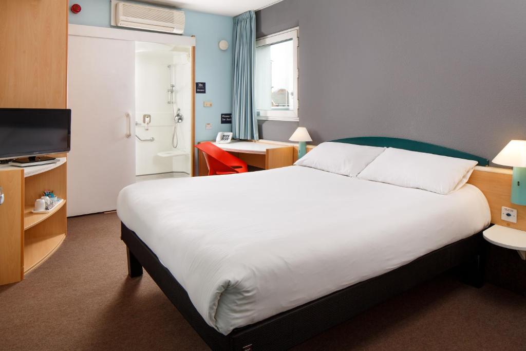 Postel nebo postele na pokoji v ubytování ibis Hull City Centre