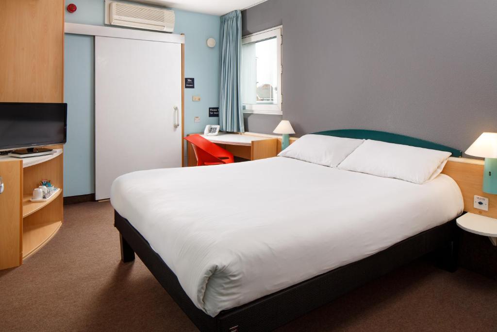 Postel nebo postele na pokoji v ubytování ibis Hull City Centre