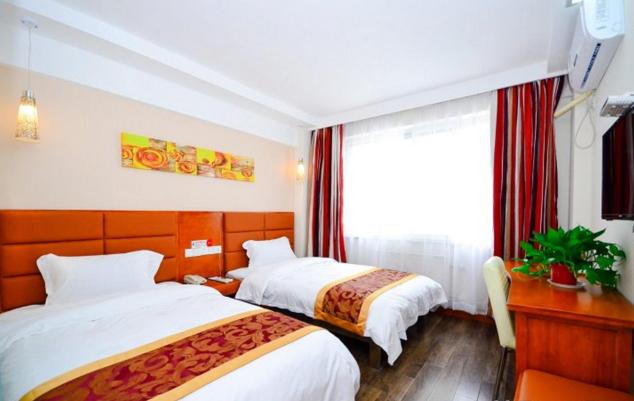 um quarto de hotel com duas camas e uma janela em Thank Inn Chain Hotel Jiangsu Xuzhou South Zhongshan Road Shopping Mall em Xuzhou