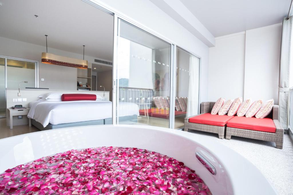 Ramada by Wyndham Phuket Deevana