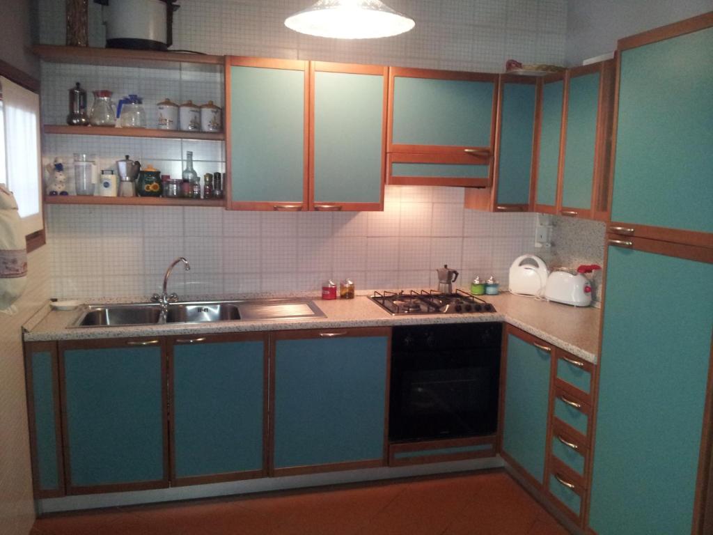 A kitchen or kitchenette at sole mare versilia