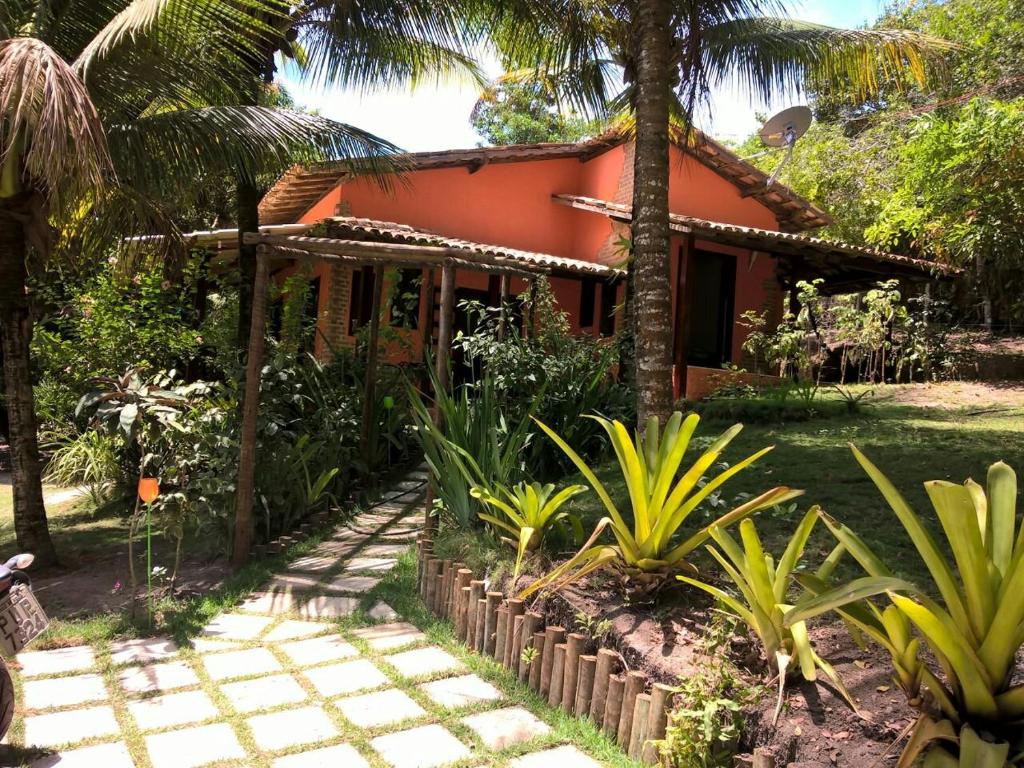 uma casa com um caminho à sua frente em Vivenda Peixe Pequeno em Cumuruxatiba