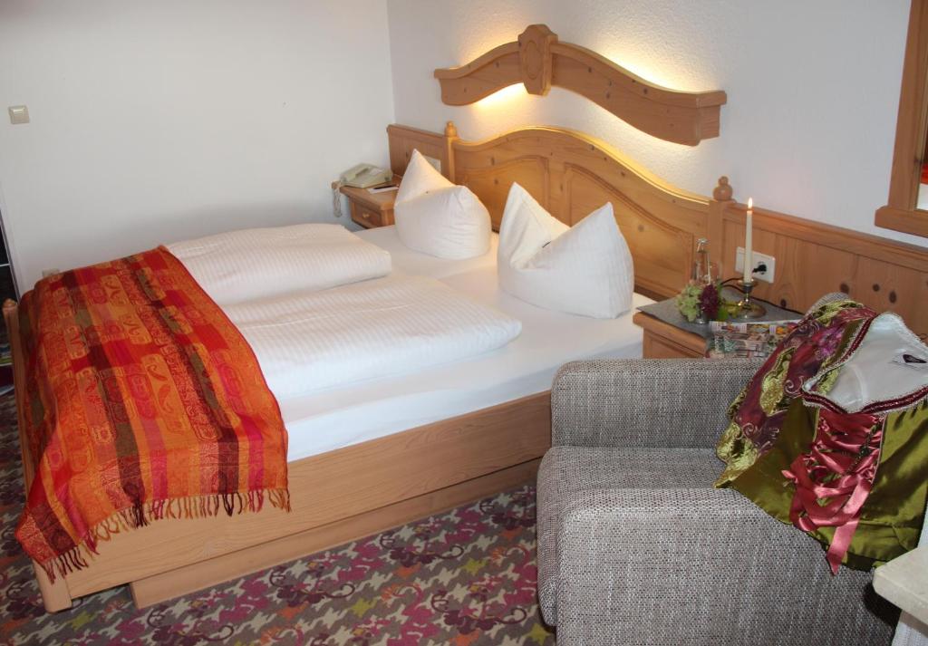Postel nebo postele na pokoji v ubytování Hotel Bannwaldsee